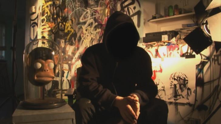 Capture d'écran de Banksy (le visage est dissimulé)