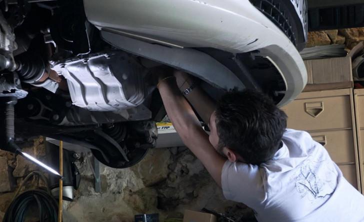 Romaric intervenant sur une voiture