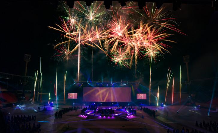 Une scène de spectacle photographiée de nuit