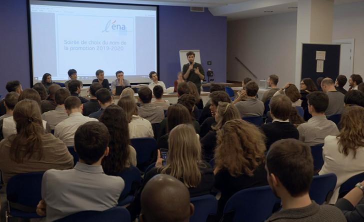 Soirée au cours de laquelle les élèves choisissent le nom de leur promotion