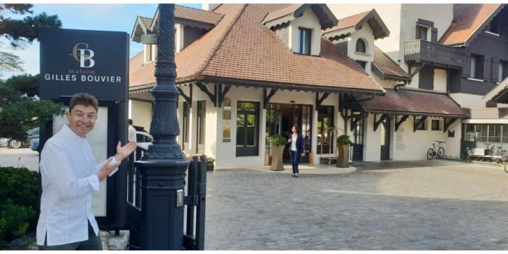 Jean Sulpice devant l'auberge du Père Bise rebaptisée " GB maison Bouvier" pour les besoins du tournage 