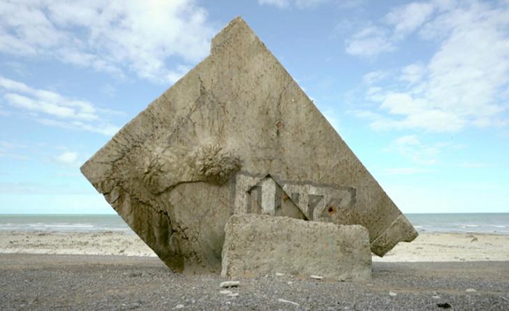 Un blockhaus qui s'est affaissé sur une plage