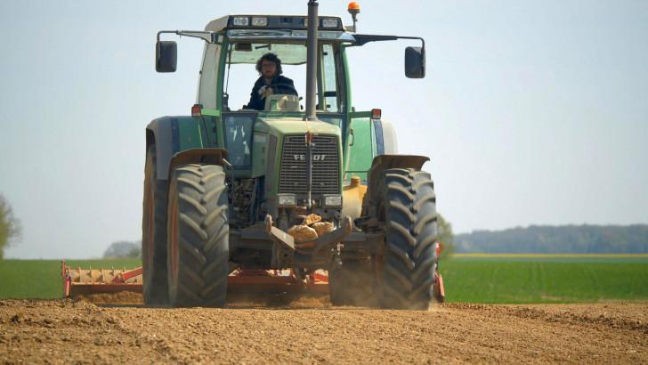 Au volant du tracteur familial, Julien laboure ses terres