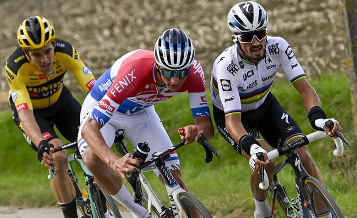 Les coureurs Wout Van Aert (Team Jumbo-Visma), Mathieu van der Poel (Alpecin-Fenix) et Julian Alaphilippe (Deceuninck)