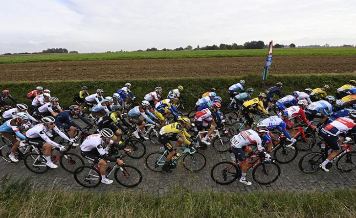 Photo de coureurs prise sur le Tour de Flandres 2020