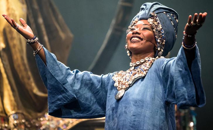 Fatoumata Diawara dans Le Vol du Boli