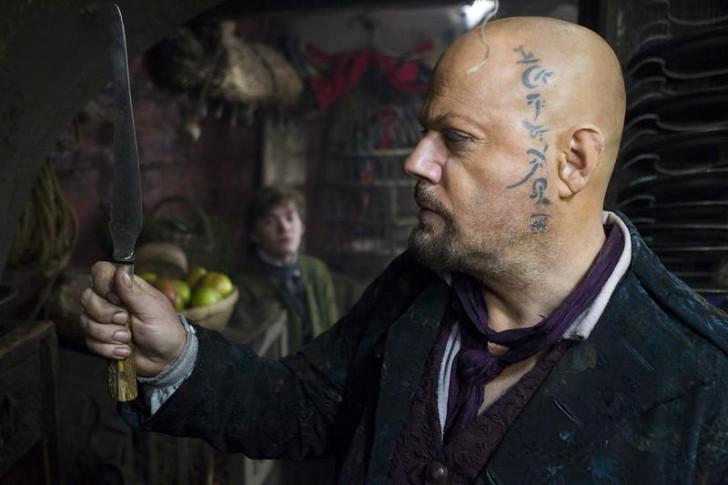 Eddie Izzard arbore un magnifique tatouage facial dans "L'Île au trésor".