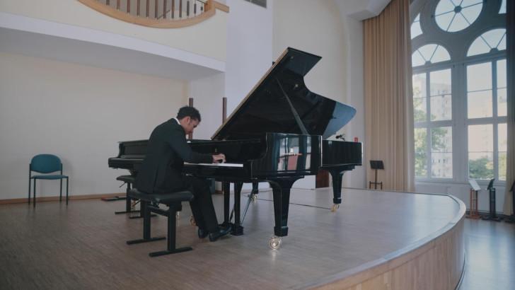 Un jeune homme au piano