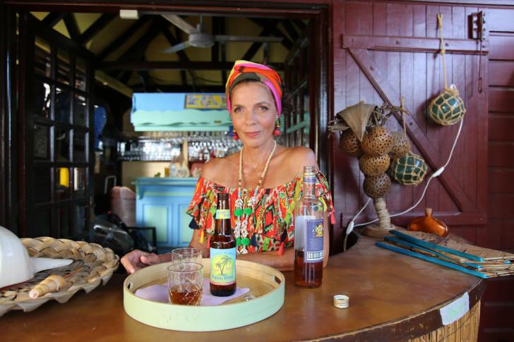 photo Elisabeth Bourgine dans le bar de son personnage