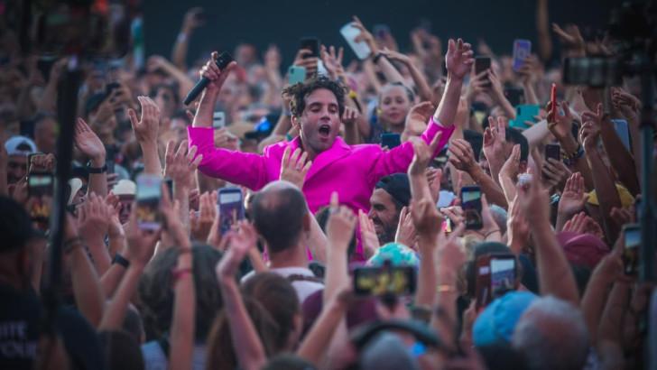 Mika entouré de son public