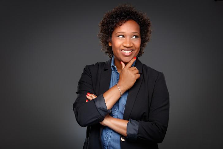 Nella Bipat, présentatrice du magazine Les Témoins d'Outre-mer