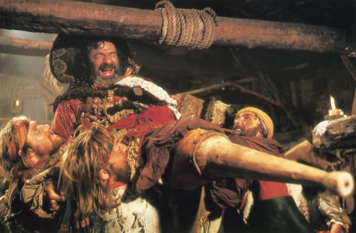 Walter Matthau dans "Pirates" : jambe de bois et manteau rouge brodé.