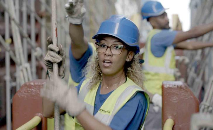 Christelle, docker, à son travail