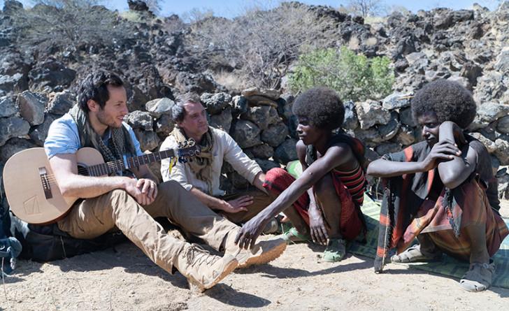 Vianney et Raphaël de Casabianca avec Humed chez les Afars dans « Rendez-vous en terre inconnue »