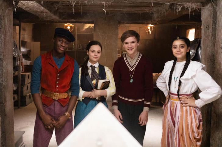 Eloise Little (Theodosia), Yasmina El-Abd (Princesse Safiya), Frankie Minchella (Henry) et Nana Agyeman-Bediako (Will).