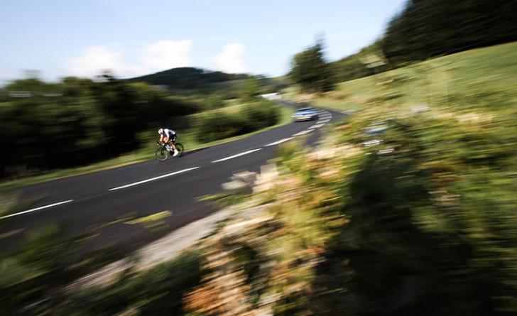 Photo d'un cycliste dans une descente de montagne