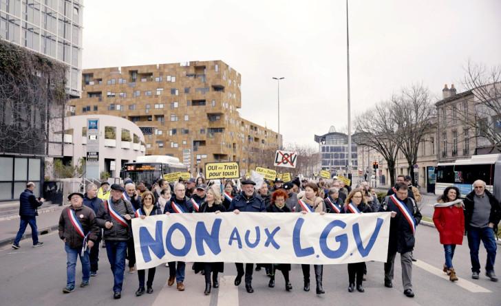 Le Monde en face