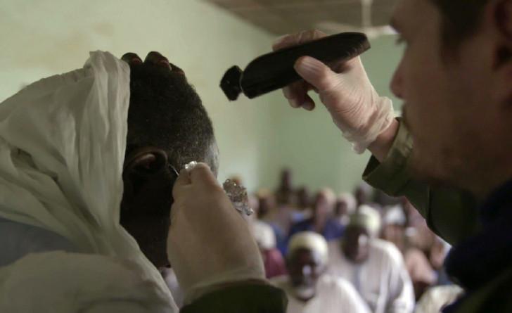 Martin Boudot relevant la radioactivité dans la population, au Niger
