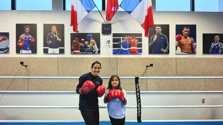 Une mère et sa fille s'initie à la boxe.