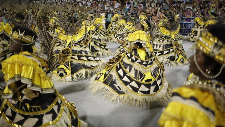 Danseuses en costume jaune à Rio de Janeiro