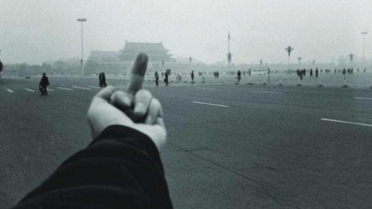 Série photographique « Etude de perspective » - Ai Weiwei
