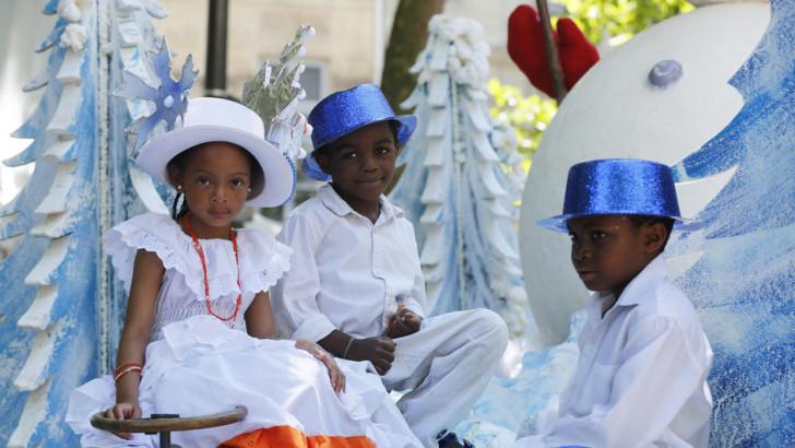 Des enfants en costume de fête blanc et bleu