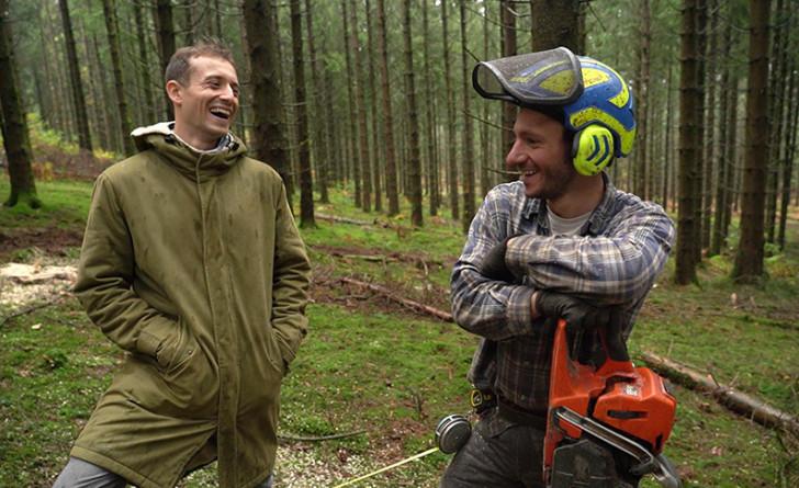 Hugo Clément et Mathias Bonneau au milieu des bois