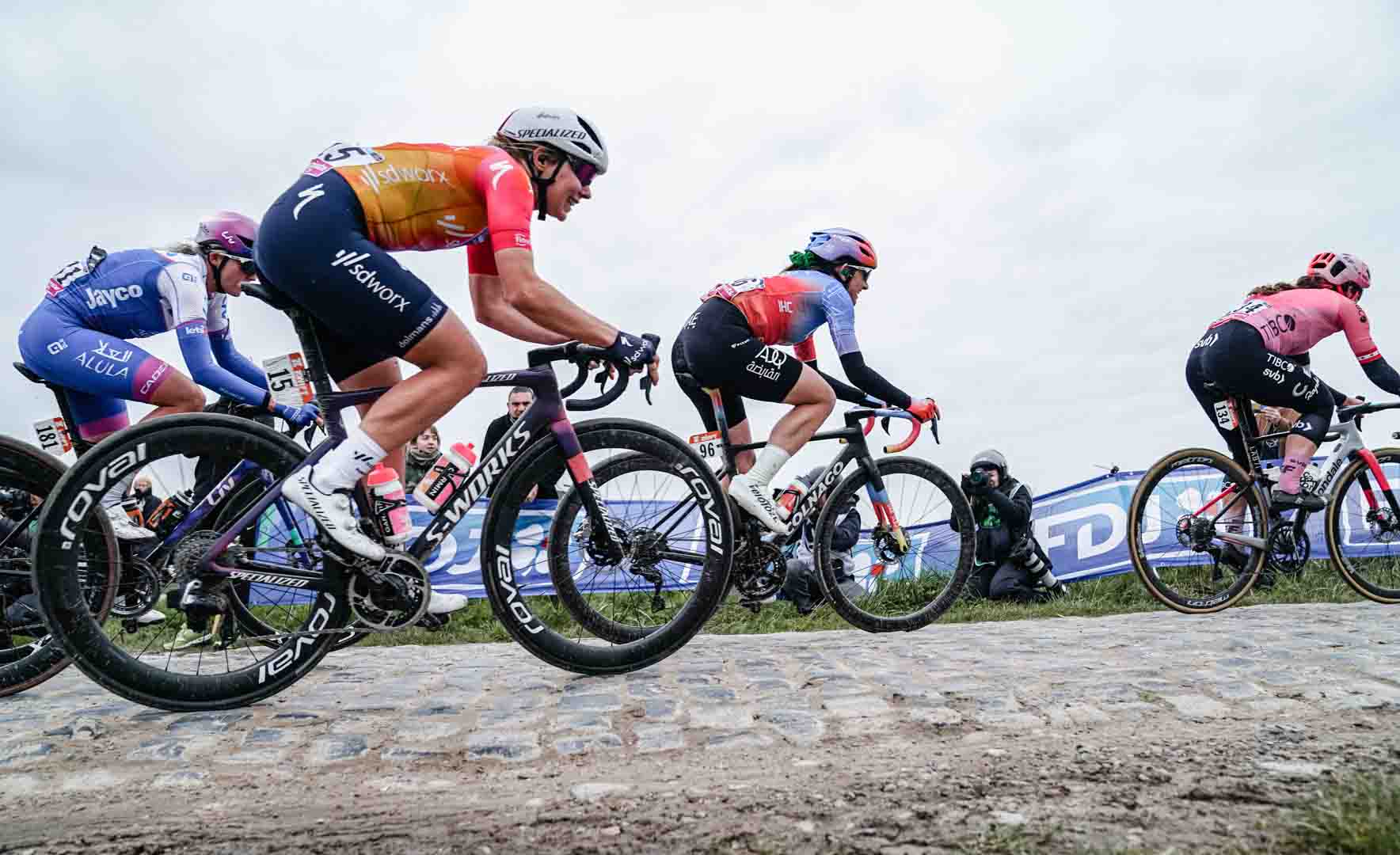 Sur les pavés, le vélo : Paris-Roubaix, éditions féminine et masculine