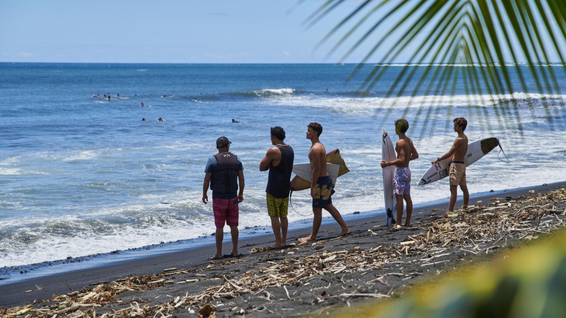 La nouvelle série du pôle Outre-mer prend la vague à Teahupo’o