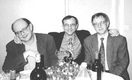 Axel Kahn entre ses frères Jean-François à gauche et Olivier à droite