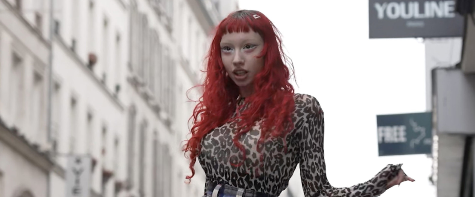 Déflé Xuly Bët dans les rues de Paris.