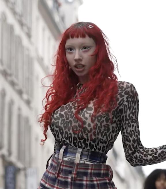 Déflé Xuly Bët dans les rues de Paris.