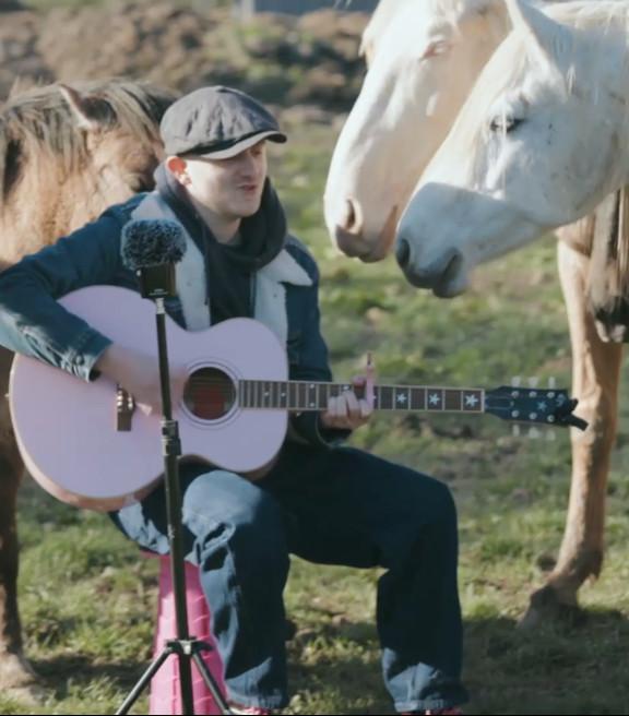 Le chanteur pour animaux Plumes.