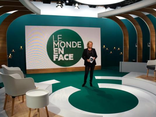 Marina Carrère d'Encausse sur le plateau du « Monde en face ».