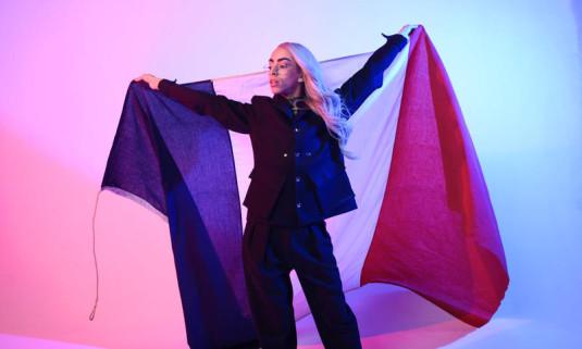 Bilal Hassani brandit le drapeau français