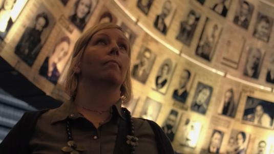 Anne-Marie sur la trace de ses grands-parents au Mémorial de Yad Vashem