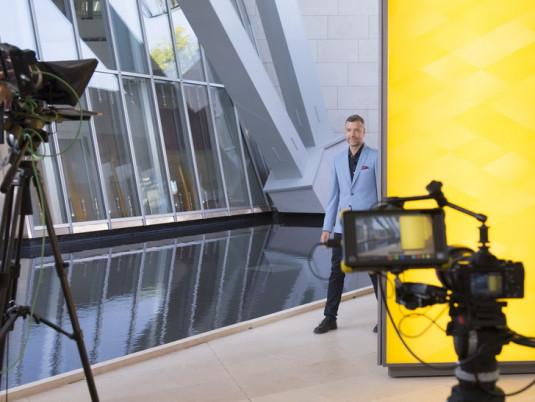 Mathieu Vidard sur le tournage de l'émission.