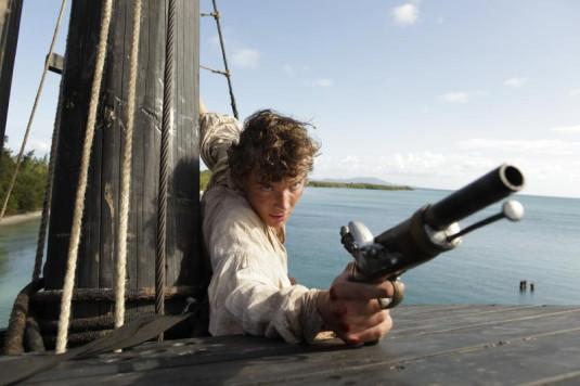 Toby Regbo est le jeune Jim Hawkins, héros de "L'Île au trésor".