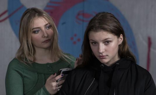 Daphné et Lola, deux soeurs que tout oppose.
