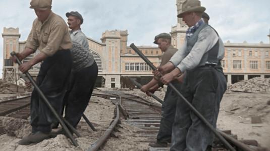 « La Saga du rail » - hommes posant les rails