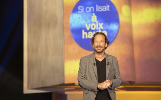 François Busnel présentant le concours "Si on lisait... à voix haute ?"