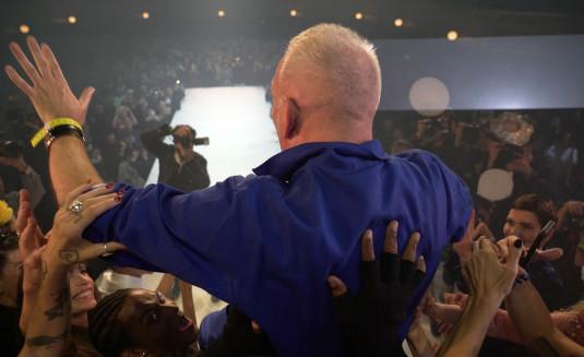 Jean Paul Gaultier ovationné à la fin de son défilé