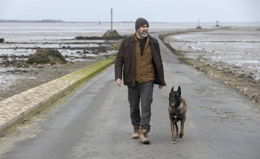 Eric Cantona est Thomas Bareski dans Le Voyageur