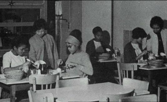 Photo de personnes déjeunant