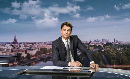 Portrait de Julian Bugier sur le plateau du 13 heures