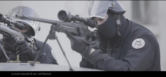 Capture d'écran d'un homme du RAID