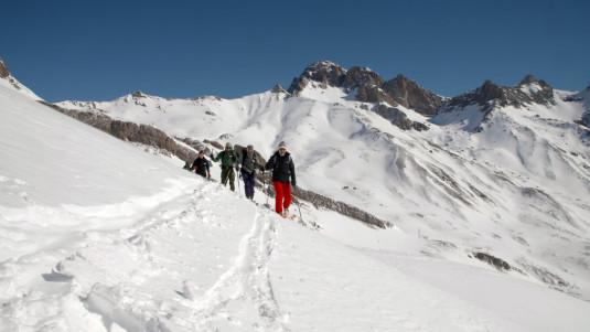 Jamy Gourmaud accompagné de chasseurs d'avalanches