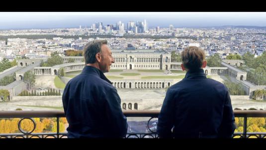 Stéphane Bern et Lorànt Deutsch sur la tour Eiffel face à la reconstitution du palais du roi de Rome
