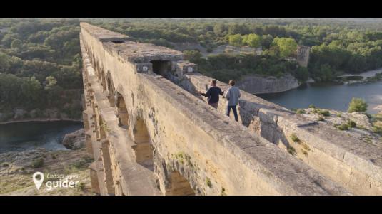 Stéphane Bern et Lorànt Deutsch marchant sur le pont du Gard