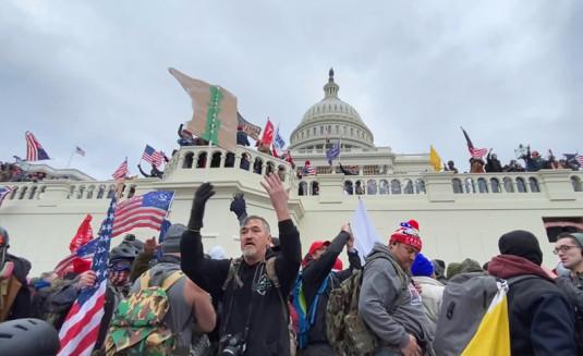 6 janvier 2021, des partisans pro-Trump envahissent le Capitole